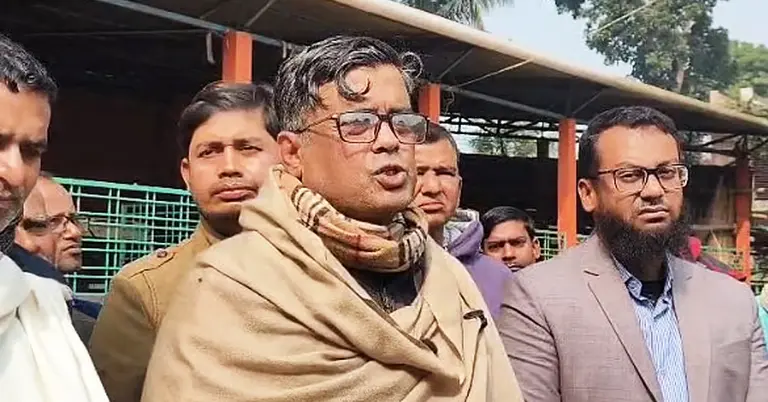 মাগুরায় সাংবাদিকদের সঙ্গে কথা বলছেন প্রেস সচিব